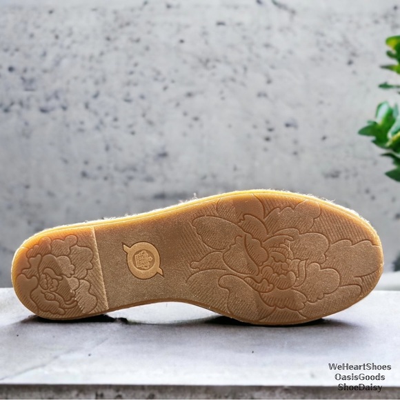 NIB Born Seak Slip On Comfort Flat Sandal Open Toe Closed Heel Taupe Fabric 9M - Picture 10 of 15